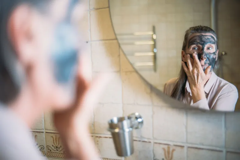 Acne adulta: Você não está sozinha (e sua pele tem razão em protestar)