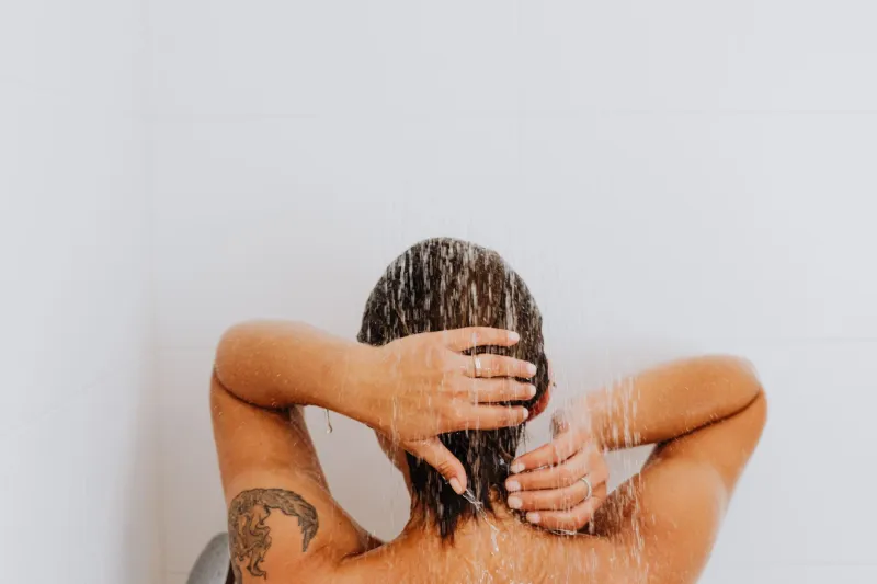 Adeus, espinhas no corpo: como tratar acne corporal de vez e usar biquíni sem insegurança