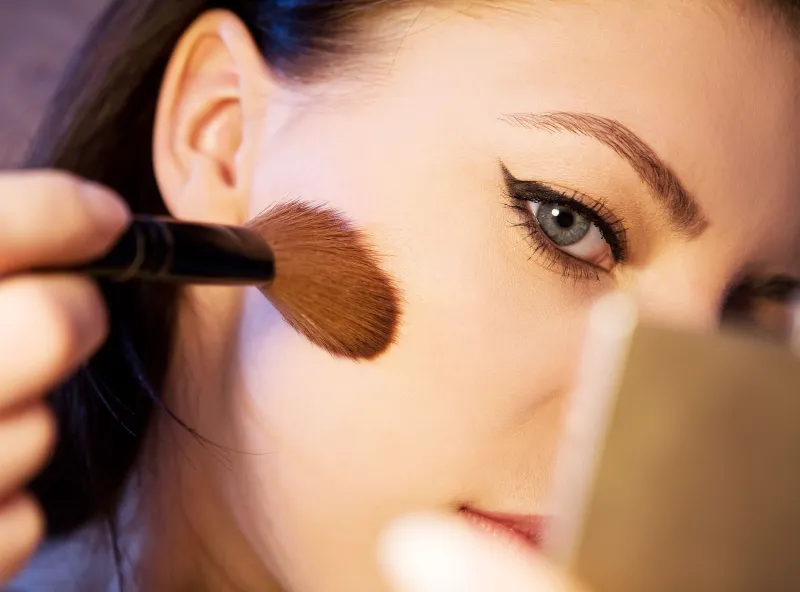 Contorno facial: maquiagem que esculpe ou mito do Instagram? A verdade que ninguém te conta