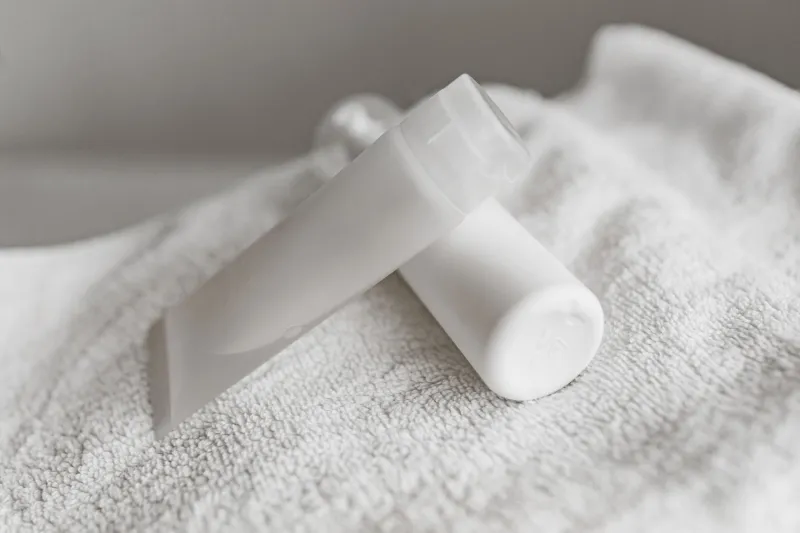 Menos é mais: o guia definitivo para simplificar sua rotina de skincare e ainda economizar