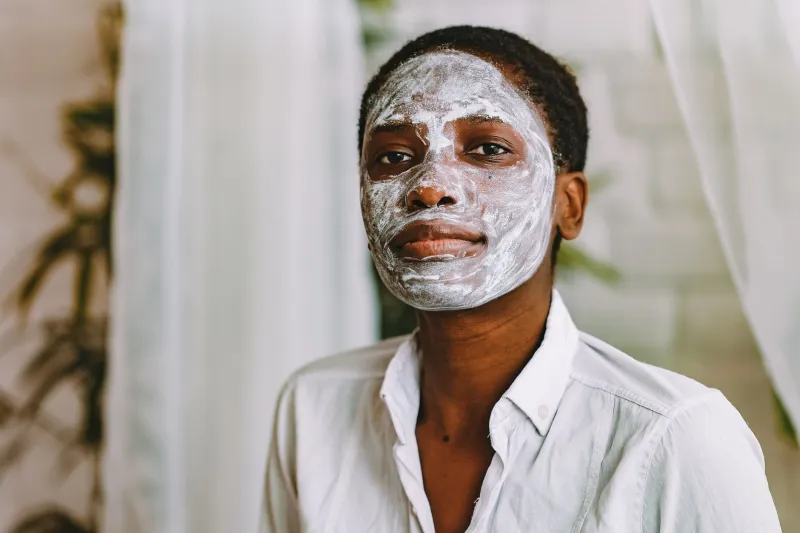Pele negra merece cuidado real: guia de skincare contra hiperpigmentação e outros desafios do dia a dia